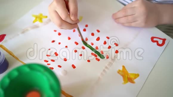 儿童手在白纸上划绿线视频的预览图
