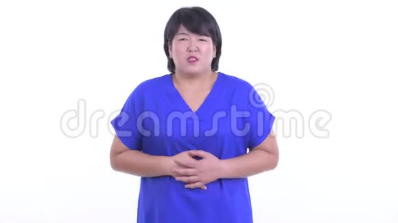 穿着超重的亚洲女商人胃痛视频的预览图