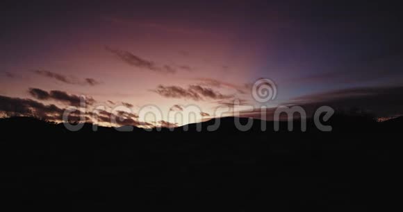日落时分在迷人的风景中捕捉美丽的天空和山4k视频的预览图