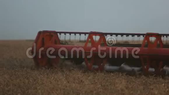 收割机在田间工作收集成熟大麦的作物视频的预览图
