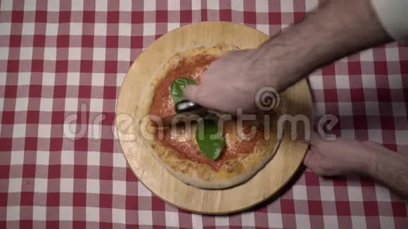厨师切了一个新鲜的披萨视频的预览图
