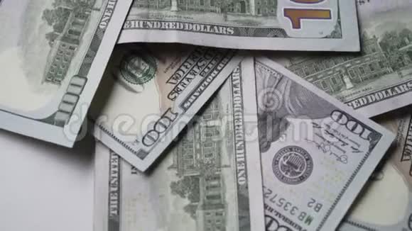 百元钞票正在一个圆圈中移动特写视频的预览图