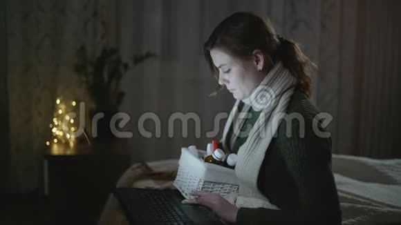 医学药物患有病毒性疾病的女孩戴着围巾在网上搜索关于药物的描述视频的预览图
