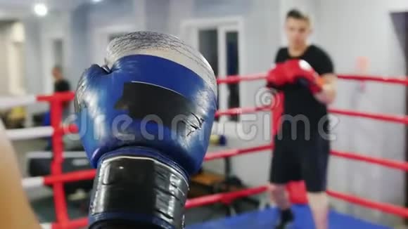 在室内拳击两个人在训练中打架接近对方并在手套上给高五视频的预览图