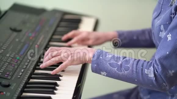 双手握大龄女性奏出同步旋律视频的预览图
