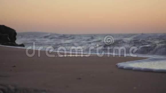 海浪冲刷着沙滩水被吸收到沙子里视频的预览图
