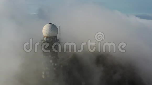 山的空中景色戴墨山和雾天气雷达站视频的预览图