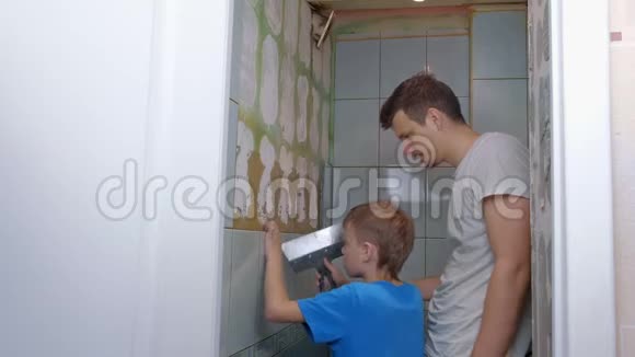 天花板覆盖落在爸爸和儿子身上而他们正在做家庭修理视频的预览图