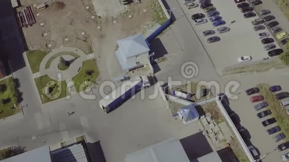 带附式半挂车离开工业厂房仓储大楼装卸区的飞机顶部景观空中景观视频的预览图