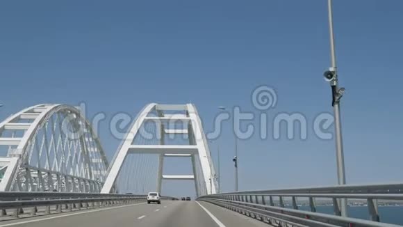 在吊桥上旅行克里米亚大桥横跨克尔奇海峡视频的预览图