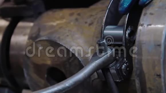 工人用金属扳手紧固螺栓金属加工数控铣床在工厂生产金属细节工人视频的预览图