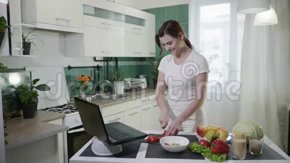 快乐的家庭主妇开心地准备健康的素食早餐食谱来自vlog微笑和切割视频的预览图