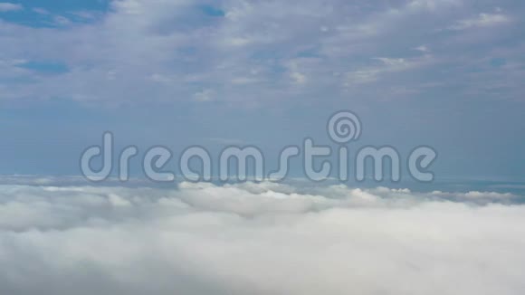 从无人驾驶飞机俯瞰云层的天际线视频的预览图