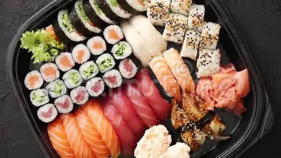 盘子或盘子里的各种寿司视频的预览图
