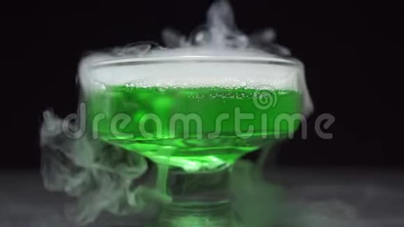 魔法药水是在黑色背景下的玻璃碗中酿造的视频的预览图