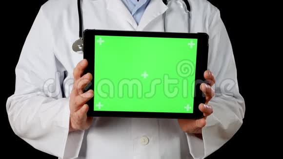 医生拿着绿色屏幕的平板电脑视频的预览图