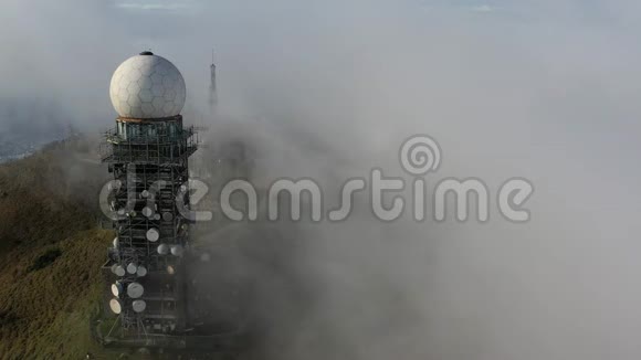 山的空中景色戴墨山和雾天气雷达站视频的预览图