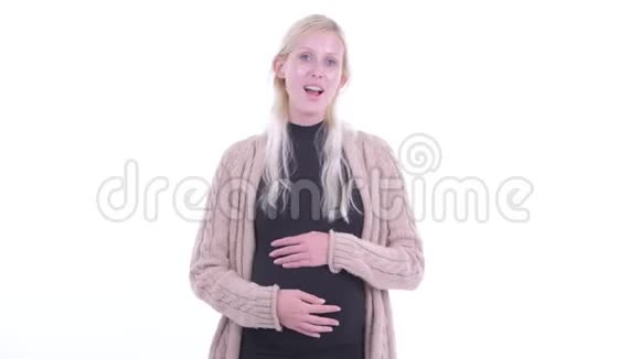 一位年轻的金发孕妇正对着镜头说话视频的预览图