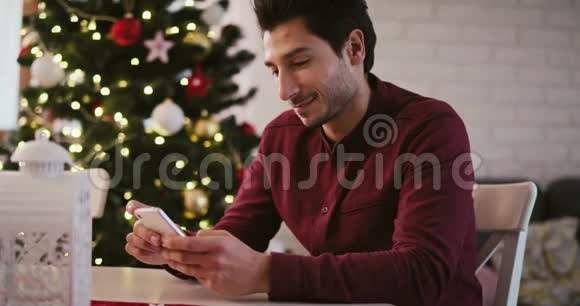 带着手机的男人为圣诞节送上最美好的祝福视频的预览图