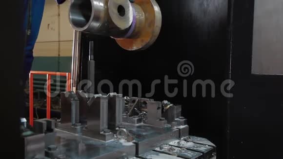 金属加工数控铣床在工厂生产金属细节修理机器中工件的工人视频的预览图