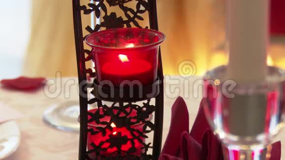 装饰精美的餐桌为情侣们提供浪漫的晚餐一支蜡烛被点燃视频的预览图