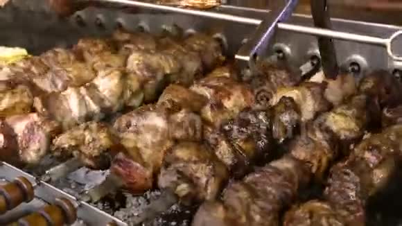 诱惑烧烤烤猪肉和烧烤排骨作为街头食品在乌克兰传统的食物概念视频的预览图