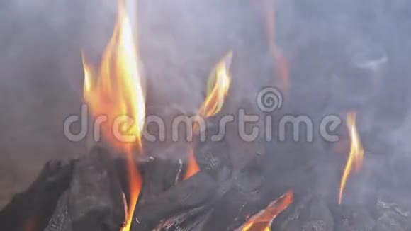 烧烤炉烧炭烧炭在烧炭视频的预览图