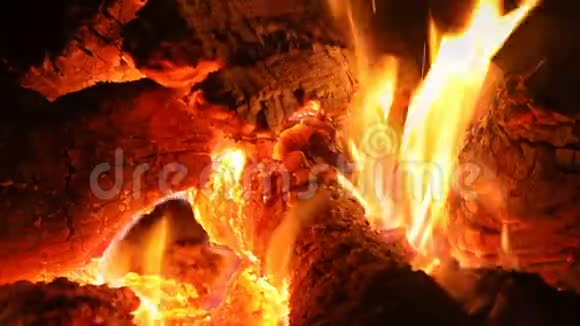 关上壁炉里燃着的木柴视频的预览图