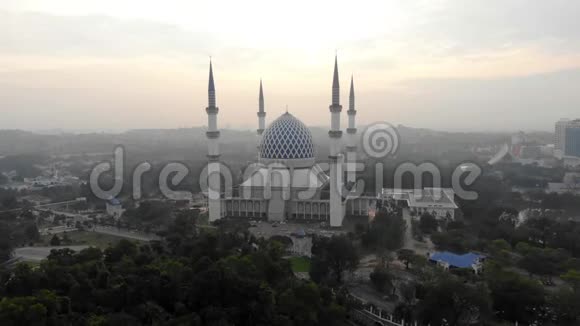 萨拉赫丁阿卜杜勒阿齐兹苏丹清真寺鸟瞰图视频的预览图