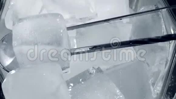 快关门玻璃桶与冰块接近顶部视图视频的预览图
