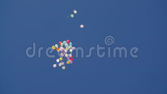 一束气球在蓝天上飞翔视频的预览图