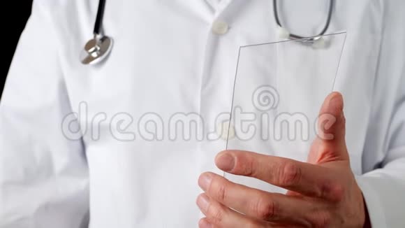 医生手里拿着透明的未来主义手机的弯镜头视频的预览图