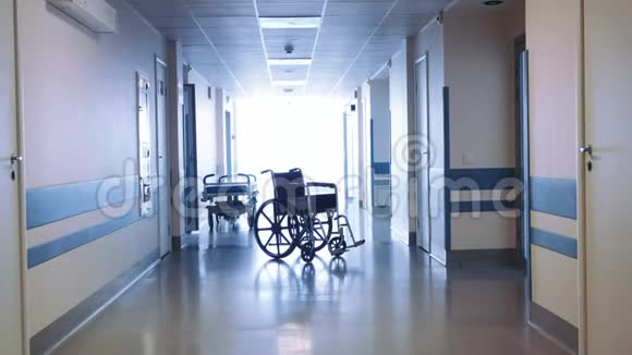 医院走廊里的医疗轮椅和轮床视频的预览图