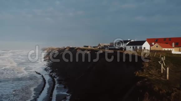 背景拍摄的房屋边缘侵蚀的丹麦海海岸线在极端的风和泡沫波缓慢的运动视频的预览图