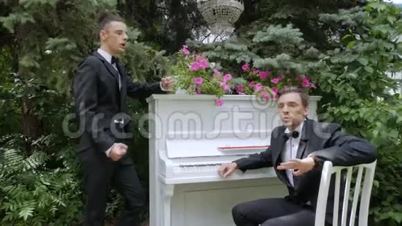 歌手在钢琴背景下唱歌视频的预览图
