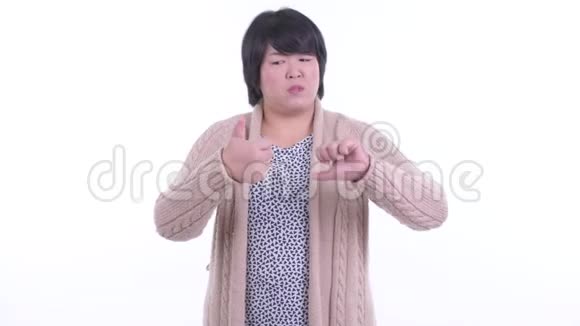 肥胖的亚洲女人在冬天选择竖起大拇指和竖起大拇指视频的预览图