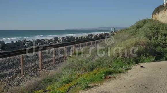 海滩风景秀丽的海洋景观铁路太平洋冲浪客机圣克莱门特加州卡拉菲亚海滩视频的预览图