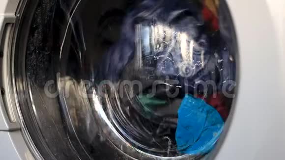 洗衣服自助洗衣店衣服在机器上翻滚洗涤视频的预览图