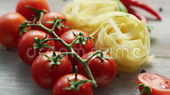 未煮熟的意大利面和西红柿视频的预览图