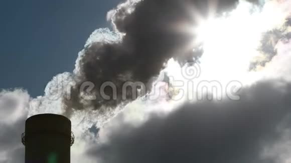 烟雾和太阳的能源发电管道视频的预览图