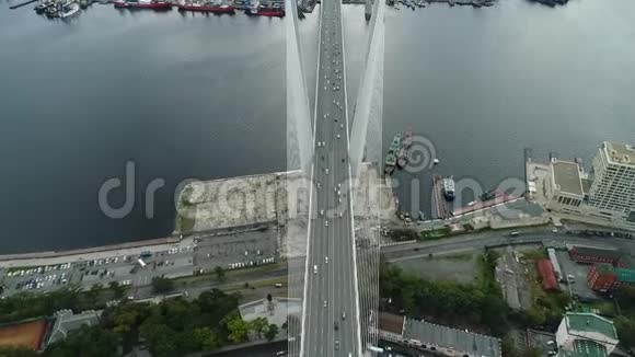 一座白色斜拉桥特写空中维耶符拉迪沃斯托克港视频的预览图