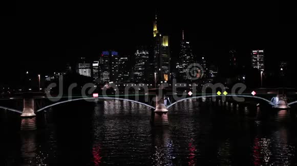 桥上的外部灯光是法兰克福另一种美丽方式视频的预览图