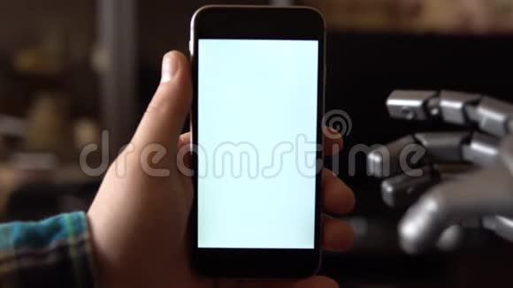 赛博格用电话灰色机械手刷上智能手机与白色屏幕模板视频的预览图