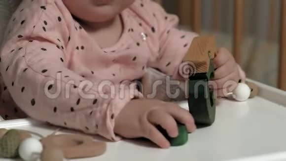 小女孩正在玩一个木制玩具发展良好的运动技能视频的预览图