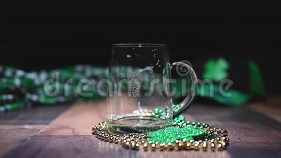 在圣帕特里克节将绿色啤酒倒入杯子视频的预览图
