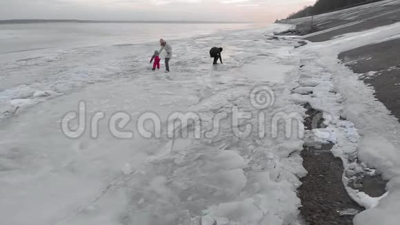 人们走在结冰的河上空中录像视频的预览图