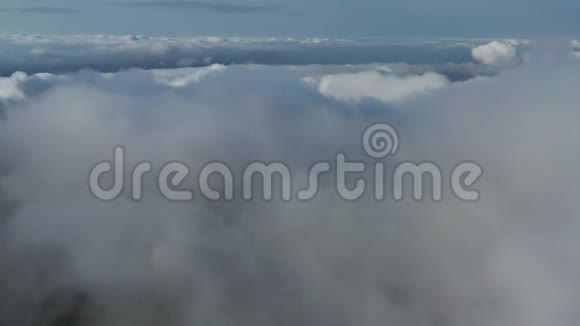 无人驾驶飞机云上的天际线视频的预览图