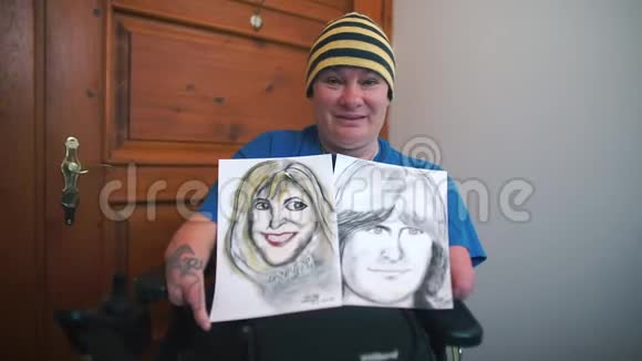一个残疾人手里拿着画在纸上的肖像视频的预览图