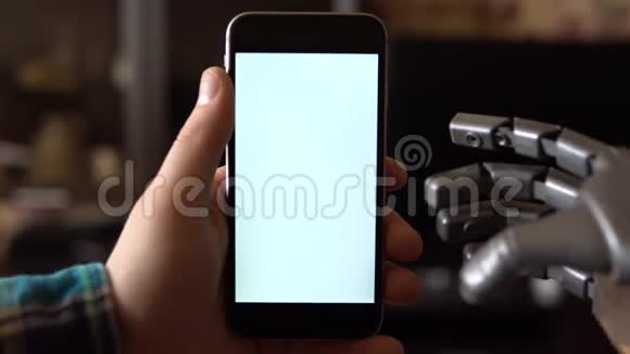 赛博格用电话灰色机械手滑动智能手机与白色屏幕模板视频的预览图