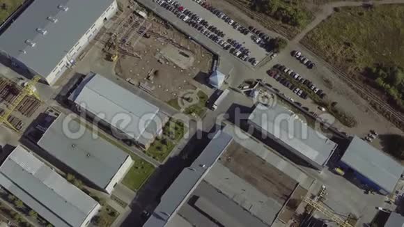 鸟瞰公园生产厂房制造区域在现场无人机视野领土工业工厂天景空中飞行视频的预览图